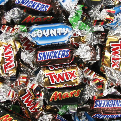 Assortiment de mini bonbons confiseries : Mars, Bounty, Snikers, Twix. Tubo  de 296 pièces. 3 kg.